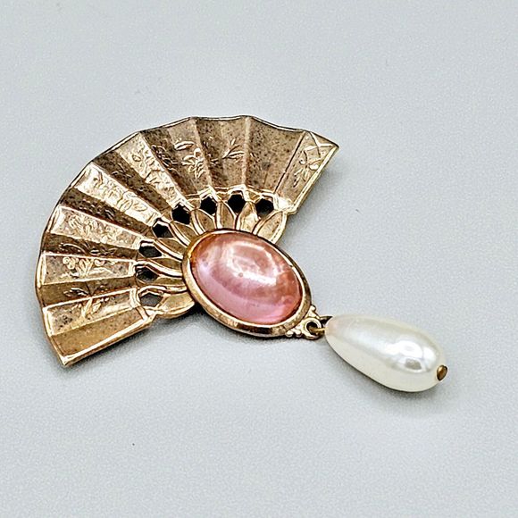Vintage Fan Brooch Pink Lucite Cabochon White Pearl Dangle Estate Jewelry Pin - Picture 5 of 11